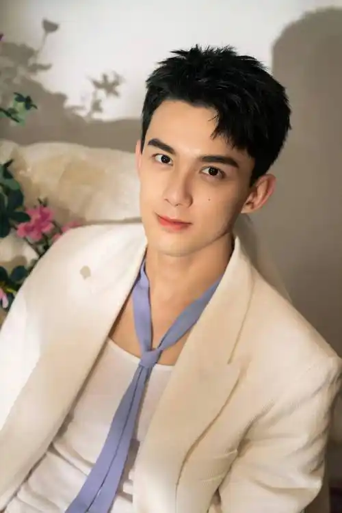 吴磊时尚写真:俊朗帅气,青春男神