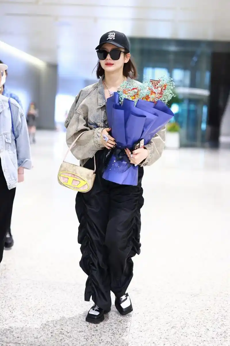 戚薇机场街拍,牛仔外套搭配工装裤,腋下包运动鞋帅气十足!