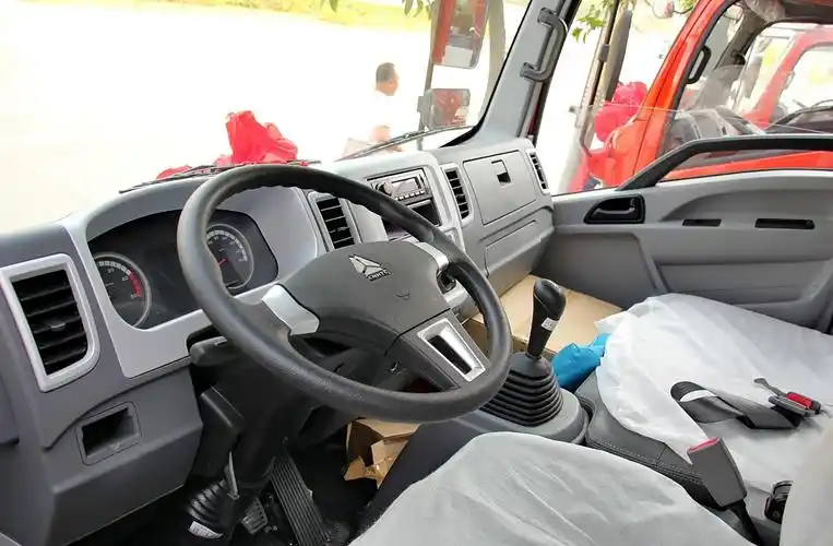 中国重汽 howo悍将 109马力 4.2米单排厢式轻卡