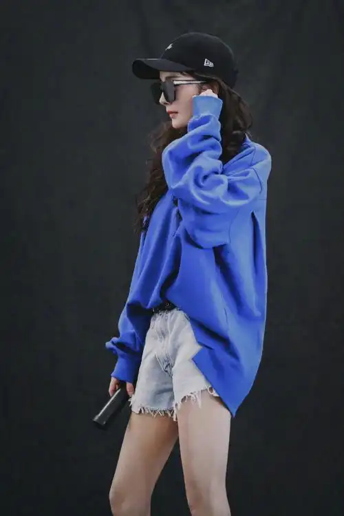 杨幂演唱会今晚见##杨幂蓝色卫衣造型