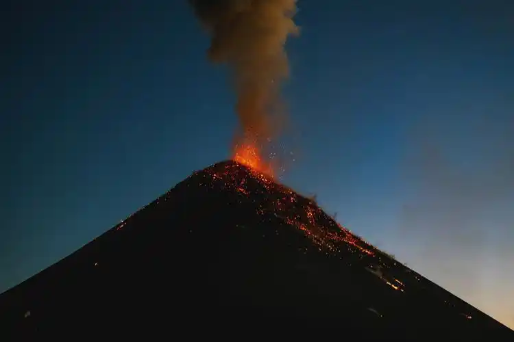 震撼!摄影师近距离拍摄富埃戈火山喷发瞬间