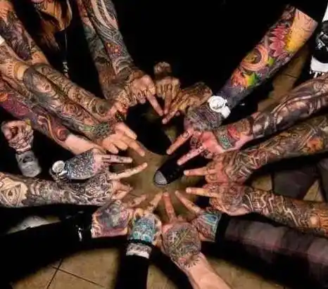 到了现代随着科技的发展,纹身技术变得越来越容易,很多人也开始进行