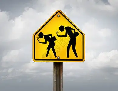 用黄色标志警示人们过马路不要低头玩手机图片素材