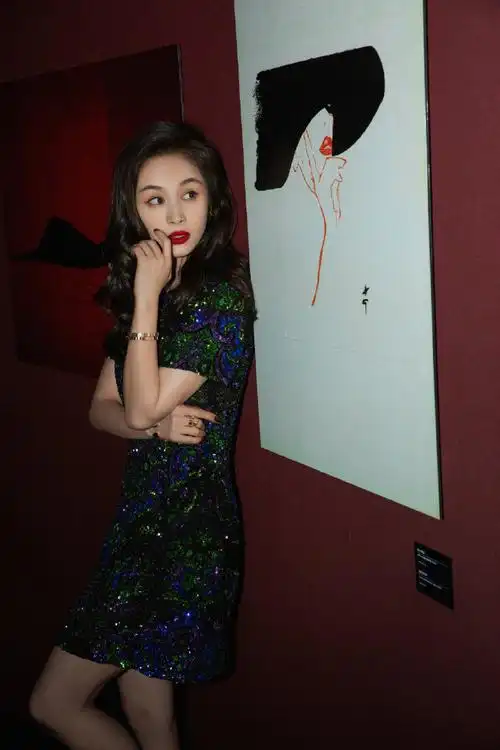 王子文卷发红唇#王子文卷发红唇造型姐子真的好有韵味啊身穿一袭镶钻