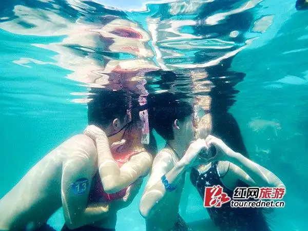 湖南常德上演"水下接吻大赛" 情侣拥吻花样百出