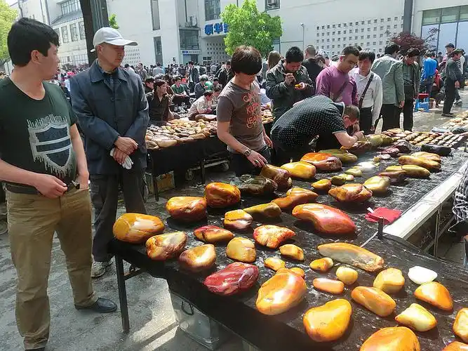 带你走进新疆奇石市场 - 新疆小妖精 - .