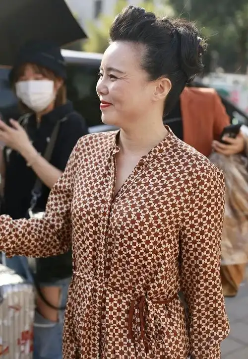 龚琳娜现身央视彩排被拍眼角皱纹一层又一层踩布鞋像个老人