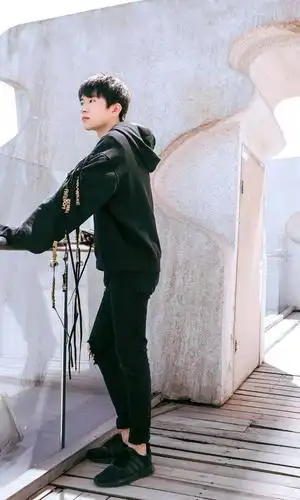 易烊千玺凌晨两点收工步伐快速背影伤感粉丝站立一旁竟一致出奇沉默不