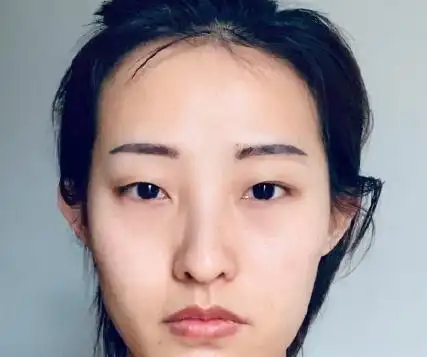 鼻梁高,事业方面运势还不错,能够脱颖而出,但配合覆船口来看,内心负