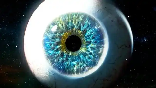 城市上空出现巨大眼球,只要直视的人都会目光呆滞,变成人肉雕像