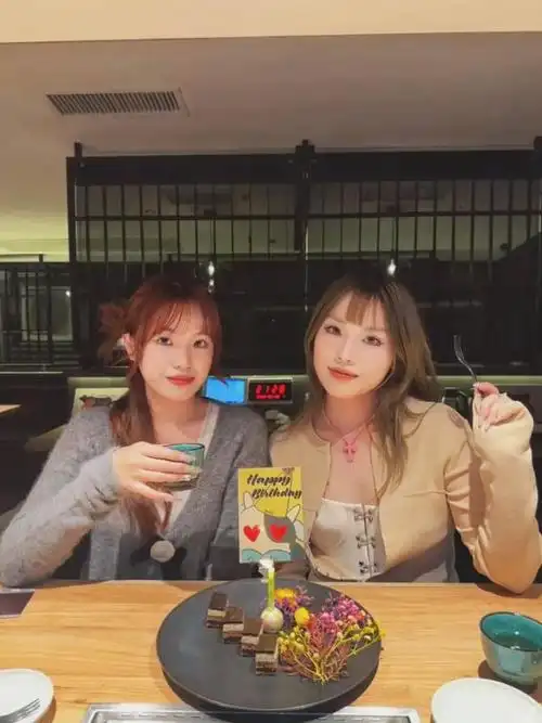 王嘉尔何超莲:来香港请吃.