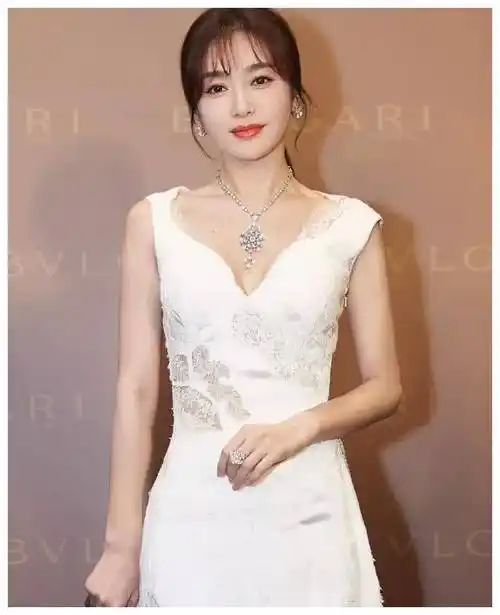 原创37岁秦岚实力演绎白月光七套礼服尽显优雅堪称魅力典范