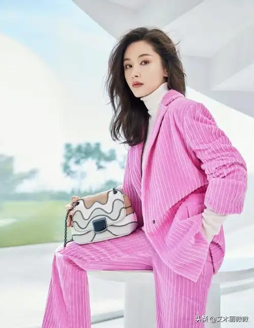 王子文太会穿了吧,穿白西装配齐肩直发好霸气,159穿出180的气场