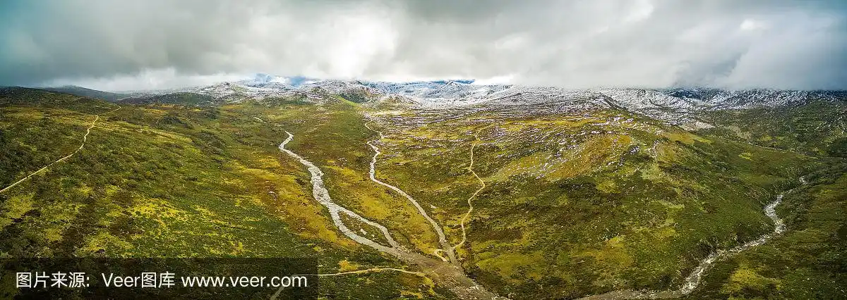航拍的雪河和山脉在澳大利亚阿尔卑斯山,澳大利亚