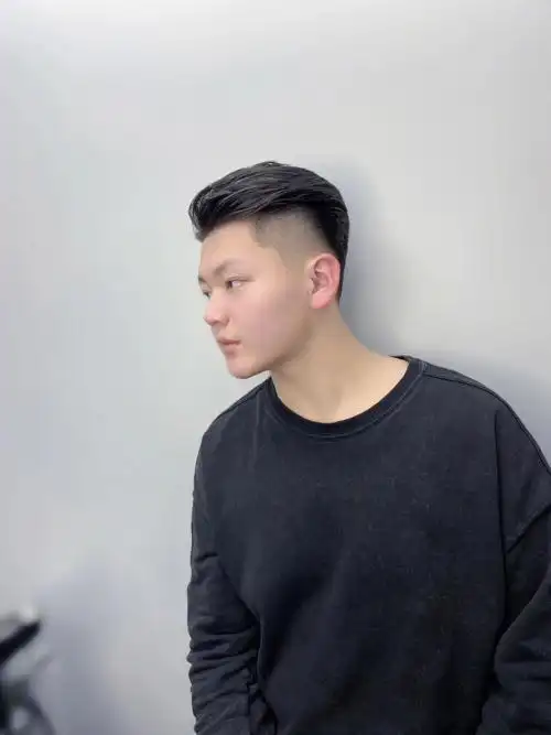 男生三七分背头