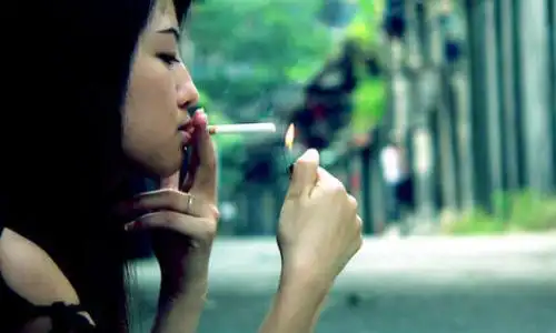 女生抽烟手势真实照片 适合女生抽的烟有哪些