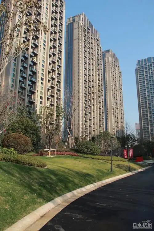 在元旦的喜悦心情里,钱江新城的著名楼盘滨江城市之星交付看了,三年