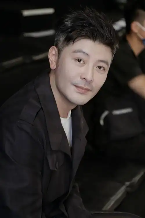 吴其江受邀出席中国国际时装周 雨伞遇上绅士尽显演员品质