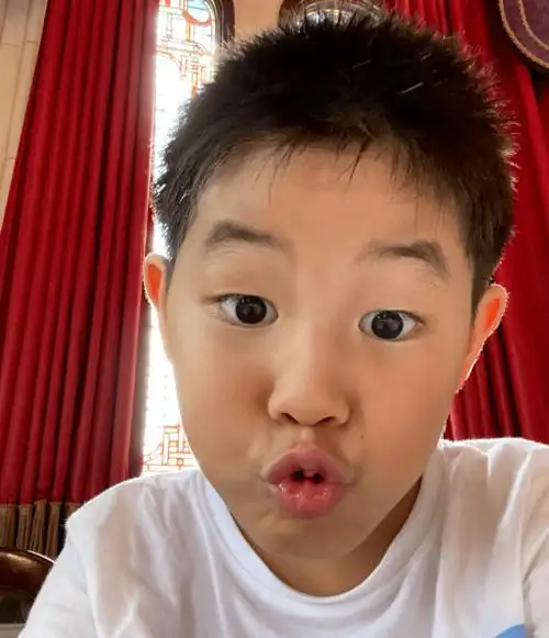 胡可晒丑萌照为儿庆生!6岁小鱼儿搞怪扮鬼脸,五官与爸爸如复制