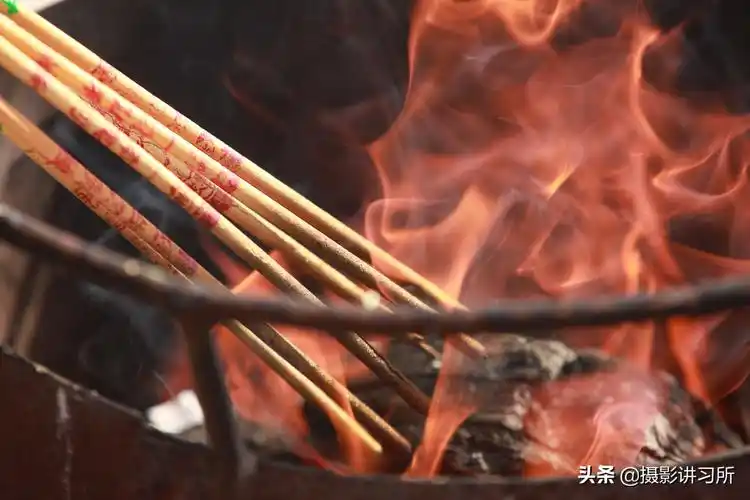 1/ 12 现在到寺院里来烧香拜佛的人真不少,尤其是一些有钱的人更是