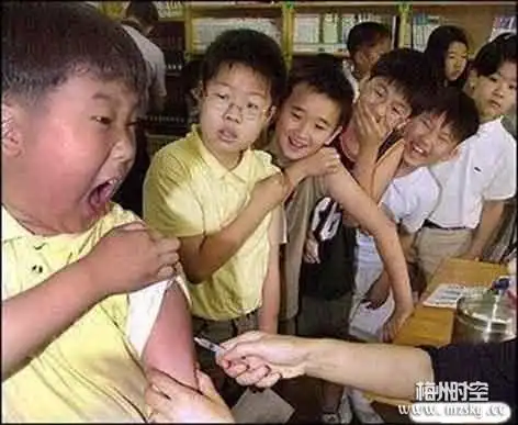 男孩子打针的表情就是不一样