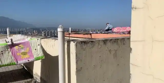 今日上午九江怡和苑一女子坐楼顶欲跳楼危急时刻