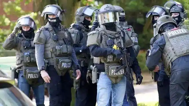 从上边的例子中,不难看出,▲身着阿迪和牛仔裤的俄罗斯防暴警察▲身着