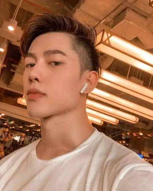 正好是时下抢手的阳光型男孩五官立体而精致浓眉大眼高鼻梁25岁,是