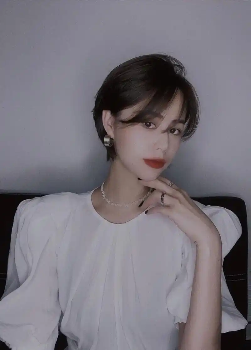 "留过长发,剪过短发,听过不同的人说喜欢,就是没人在我身边呆 - 抖音