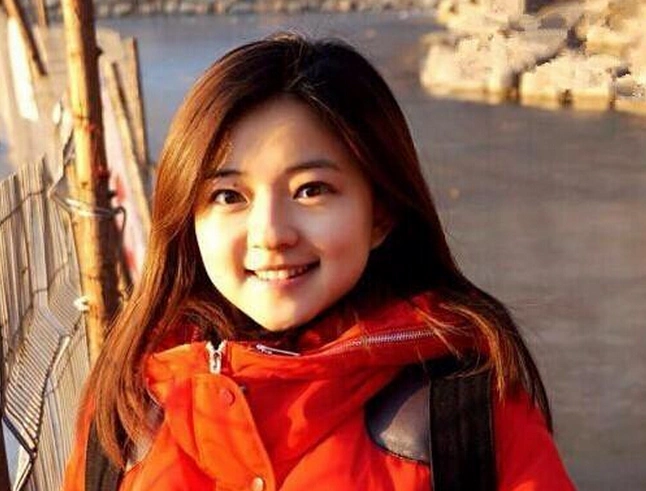 毕业于北京大学新闻与传播学院.