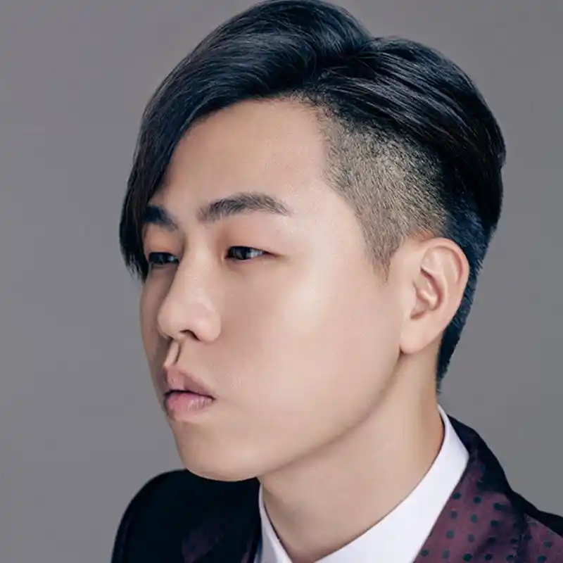 胡彦斌的五款发型:图二杀马特,图四,图五比较适合他!