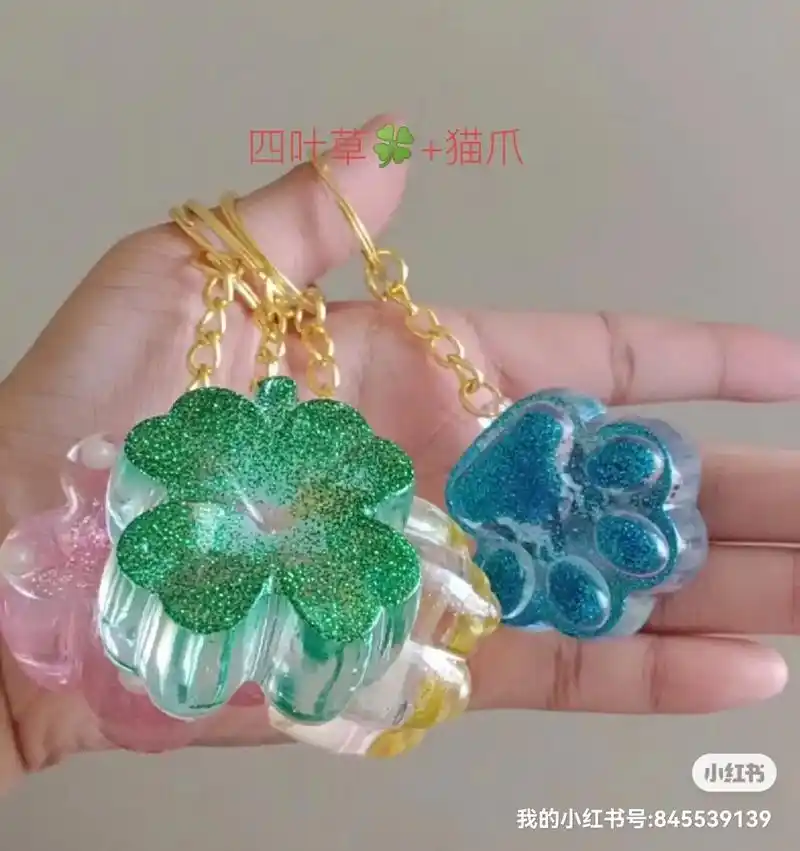 diy猫爪滴胶挂饰小作品展示嘿嘿自己动手做一份独一无二的小饰品送