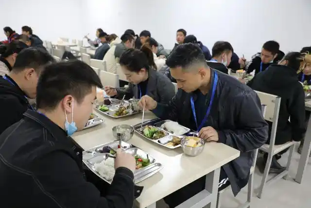 贵州饭店(贵宾楼)员工食堂正式开餐 色香味俱全保障后勤