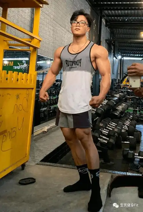 帅气亚洲肌肉男,身材匀称