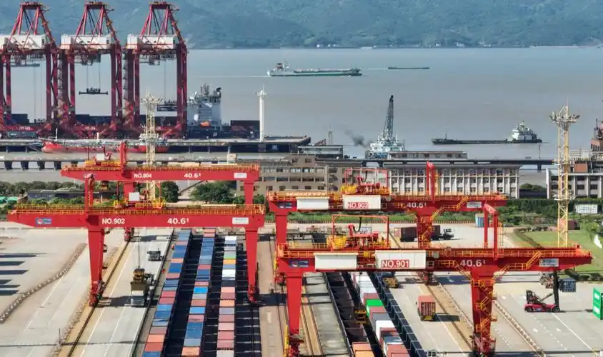 能力,助推宁波舟山港集装箱运输生产呈现高位高效的"两高"运行态势