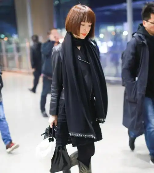 53岁陈鲁豫近况曝光:瘦成排骨胸筷子腿,戴着墨镜仍似少女