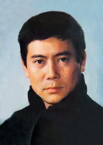 他在"金光大道"上留下了一串串闪亮的足迹.