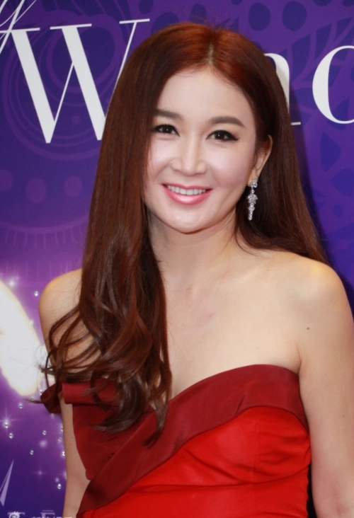 温碧霞年过半百不服老穿红裙华丽性感美得太惊艳