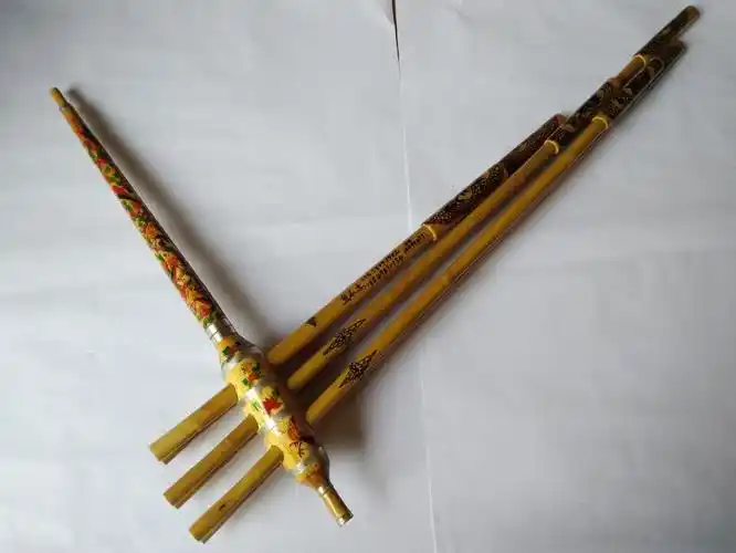 云南芦笙传统歌舞表演精致花索啦哆咪梭少数民族吹奏芦笙