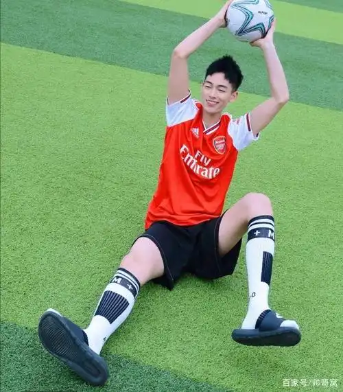 大长腿运动体育生,在操场上挥洒汗水,高颜值的篮球小哥你喜欢吗