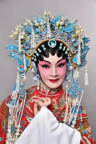 卜美玲深圳市粤剧团优秀青年花旦,广西戏剧演艺大赛金奖获得者.