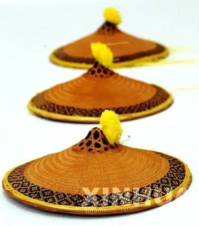 毛南族精美独特的花竹帽