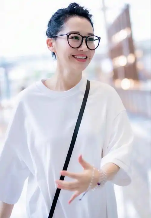 许晴现身机场,梨涡浅笑少女感十足,哪看得出50岁的年纪