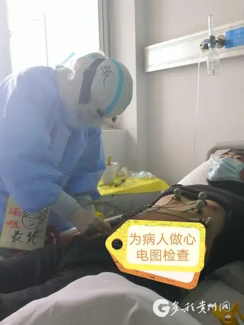 张琢在给患者做心电图检查