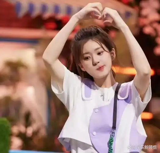 杨紫和赵露思因为一前一后发ins,一块儿上了热搜词条.