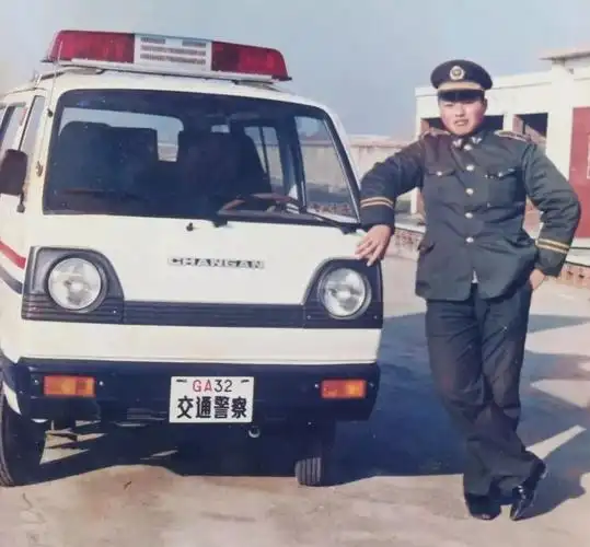 督察民警乘车开展督察工作△90年代末,巡逻的桑塔纳警车△21世纪初