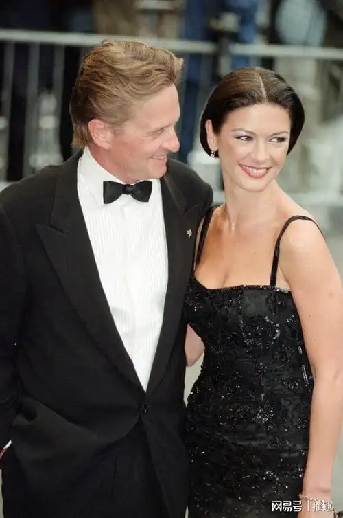 同月同日生21年婚姻泽塔琼斯和道格拉斯我找老男人关你啥事