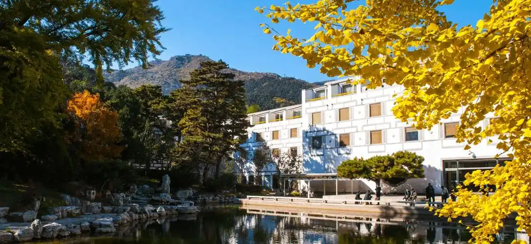 后花园是香山饭店的主要庭院, 三面被建筑包围, 朝南一面敝开,远山近