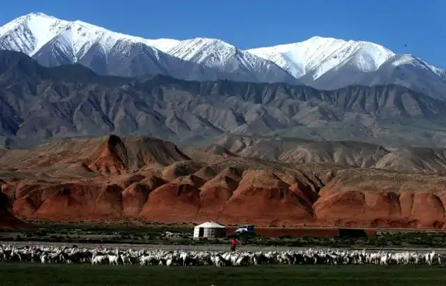 我国大西北戈壁滩上,有座孤独的县,有很多独特的美景让人向往