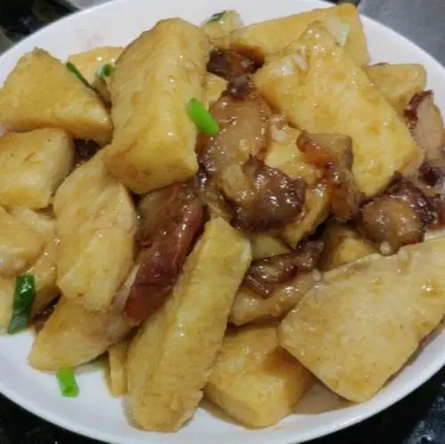 五花炆大薯的做法